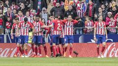 Gameiro es felicitado por sus compa&ntilde;eros tras el 1-0 en el Atl&eacute;tico-Athletic.