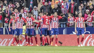 Gameiro es felicitado por sus compañeros tras el 1-0 en el Atlético-Athletic.