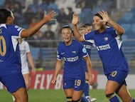 MADRID, 15/11/2023.- La delantera del Chelsea Sam Kerr (d) celebra su gol, el segundo de su equipo, durante el encuentro correspondiente a la fase de grupos de la Liga de Campeones Femenina que Real Madrid y Chelsea disputan hoy miércoles en el estadio Alfredo Di Stéfano, en Madrid. EFE/ Juanjo Martín.