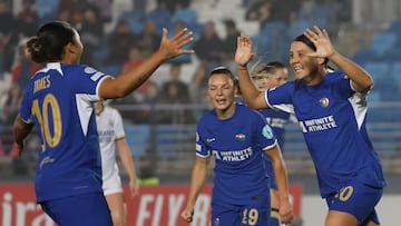 MADRID, 15/11/2023.- La delantera del Chelsea Sam Kerr (d) celebra su gol, el segundo de su equipo, durante el encuentro correspondiente a la fase de grupos de la Liga de Campeones Femenina que Real Madrid y Chelsea disputan hoy miércoles en el estadio Alfredo Di Stéfano, en Madrid. EFE/ Juanjo Martín.
