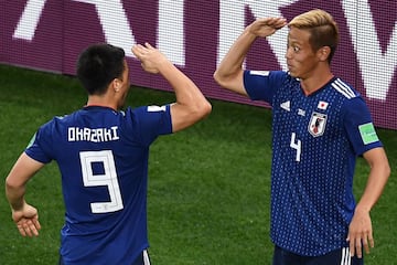 Keisuke Honda y Shinji Okazaki celebran el segundo gol 2-2.