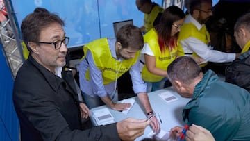 Benedito junto a un grupo de socios que firman para la moción de censura antes del partido ante el Espanyol.