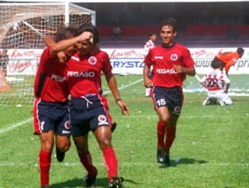 Irapuato se mudó a Veracruz, con lo que regresó el fútbol al Puerto. Con este movimiento existían dos equipos de Tiburones Rojos, uno en Primera y otro en Segunda.