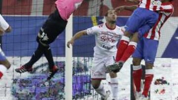 <b>ANULADO. </b>Iturralde en el minuto 7 invalidó un gol legal a Falcao. El colombiano salta para cabecear ante su compañero Salvio y sus rivales Cuéllar y Lora.