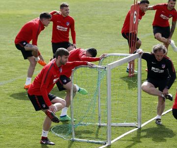 El 'Profe' Ortega durante el entrenamiento del Atlético de Madrid.