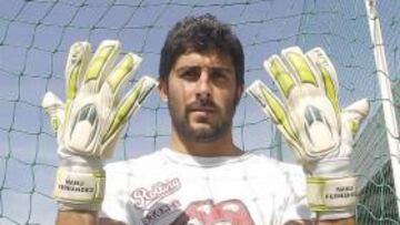 <b>GUANTES TALISMÁN. </b>Manu muestra sus manoplas imbatidas.