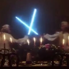 Cristiano y Neymar vestidos de espadachines... ¡y luchando con sables láser!