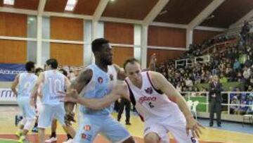 Dwight Burke, de celeste y blanco, disputa el balón con un jugador de Las Ánimas.