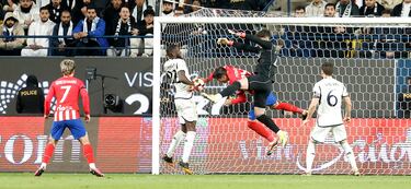 2-3. Centro lateral,  Kepa Arrizabalaga salta con Álvaro Morata, el guardameta vasco no consigue despejar,el balón da en el cuerpo de Antonio Rüdiger y termina en un autogol del central alemán del conjunto blanco.