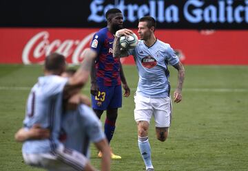 El jugador del Celta, Smolov, celebra el 1-1 al Barcelona. 