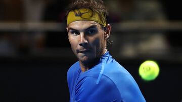 Rafael Nadal devuelve una bola ante Nick Kyrgios en el Fast4Showdown en el Qudos Bank Arena de Sydney, Australia.