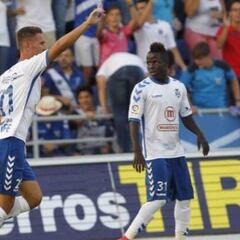 El Tenerife golpea primero