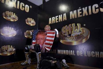 Sam Adonis celebra junto a la bandera de Trump su triunfo en el Arena de México.