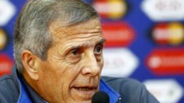 CH08. LA SERENA (CHILE), 19/06/2015.- El entrenador de la selecci&oacute;n Uruguaya de f&uacute;tbol, Oscar Washington Tabarez, habla en una rueda de prensa hoy, viernes 19 de junio de 2015, en el estadio La Portada de La Serena (Chile). El equipo de Uruguay prepara su duelo frente a la selecci&oacute;n paraguaya el pr&oacute;ximo 20 de junio, por el grupo B de la Copa Am&eacute;rica 2015. EFE/JAVIER VALD&Eacute;S LARRONDO