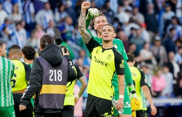 Se invent un autntico golazo para darle al Betis la victoria y acercarle a la Champions. Recort en el vrtice del rea y arm un disparo con una fantstica parbola que se col por la escuadra de la portera rival. Una obra de arte. Otra ms.