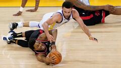 Kyle Lowry y Stephen Curry luchan por el bal&oacute;n durante el tercer partido de las Finales entre Golden State Warriors y Toronto Raptors.