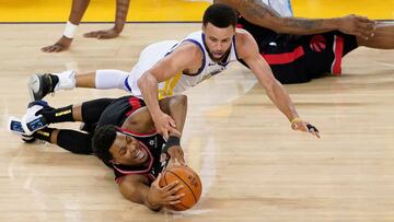 Kyle Lowry y Stephen Curry luchan por el bal&oacute;n durante el tercer partido de las Finales entre Golden State Warriors y Toronto Raptors.