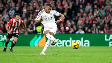 BILBAO, 04/2/2024.- El delantero del Real Madrid Kylliam Mbappé lanza un penalti, durante el partido de LaLiga que Athletic Club y Real Madrid disputan este miércoles en el estadio de San Mamés, en Bilbao. EFE/Luis Tejido