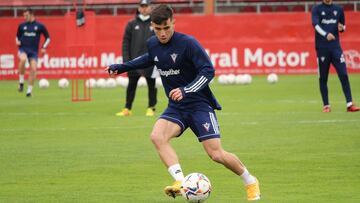 El delantero del Mirandés, Simón Moreno, golpea el balón en un entrenamiento.