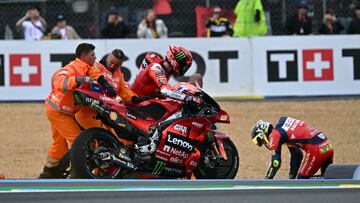 Caída del piloto sudafricano de Red Bull KTM Factory Racing, Brad Binder, durante el Gran Premio de Francia de MotoGP.