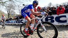 Stefan Kung rueda sobre uno de los tramos de pav&eacute;s durante la disputa de la Gante-Wevelgem 2019.