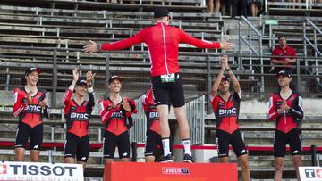 Rohan Dennis celebra su maillot rojo ante sus compañeros del BMC.