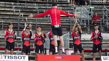 Rohan Dennis celebra su maillot rojo ante sus compa&ntilde;eros del BMC.