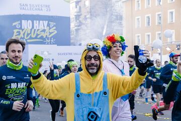 Un corredor disfrazado de Minion, durante la carrera Popular San Silvestre Vallecana 2023.