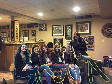 ¿Dónde están las piernas de la chica del centro de esta foto?