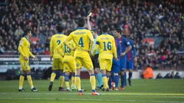 Undiano Mallenco le muestra una amarilla a Roque Mesa durante el FC Barcelona-UD Las Palmas. 