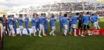 Saludo de ambos equipos al comienzo del partido