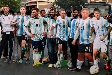 Pasan los d¨ªas y la alegr¨ªa por haber conquistado el Mundial de Qatar no se disipa, ni mucho menos, en Argentina, que disfruta del momento hist¨®rico con enfervorizado entusiasmo. En la imagen, un grupo de aficionados posa con im¨¢genes de cart¨®n a tama?o real de los jugadores de la albiceleste en un acto de celebraci¨®n.