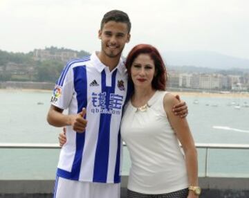 Diego Reyes con su madre en su presentación como nuevo jugador de la Real Sociedad.