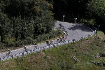 El pelotón durante la decimocuarta etapa de la Vuelta.