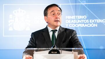 El ministro de Asuntos Exteriores, Unión Europea y Cooperación, José Manuel Albares, atiende a los medios de comunicación tras la reunión con los alcaldes del Campo de Gibraltar. A 13 de mayo de 2024, en Madrid (España). El ministro de Asuntos Exteriores, Unión Europea y Cooperación, José Manuel Albares, ha mantenido una reunión con los alcaldes del campo de Gibraltar, la Junta de Andalucía, y la presidenta de la Mancomunidad de Municipios de la comarca para informarles sobre esas negociaciones en torno a la colonia británica.
13 MAYO 2024
A. Pérez Meca / Europa Press
13/05/2024