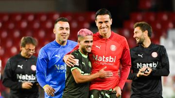 GRANADA, 18/09/23.- Los jugadores del Girona, el brasileño Yan Couto (i) y el colombiano Bernardo Espinosa, celebran la victoria de su equipo a la finalización del encuentro correspondiente a la quinta jornada de primera división que han disputado hoy lunes frente al Granada en el estadio Nuevo los Carmenes de la capital nazarí. EFE/ Miguel Angel Molina.
