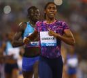 Simbine se presenta y Semenya arrasa a Dibaba en 800
