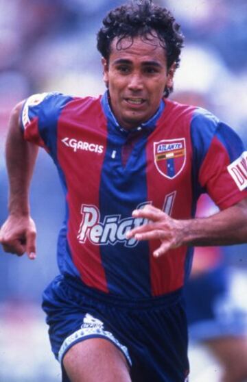Tras no tener mucho éxito decidió fichar por el Atlante en 1994, con quienes anotó 13 goles en 31 partidos.