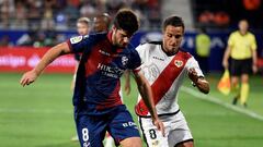 GRAF3203. HUESCA, 14/09/2018.- El centrocampista del Huesca Gonzalo Melero (i) y el centrocampista argentino del Rayo Vallecano Oscar Guido luchan por el balón durante el partido de la cuarta jornada que disputan en el campo de fútbol El Alcoraz. EFE/ Jav