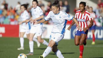 Noelia Villegas, jugadora del Deportivo, en un duelo con el Atlético.