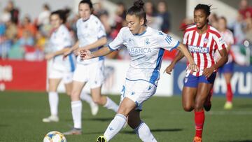 Noelia Villegas, jugadora del Deportivo, en un duelo con el Atl&eacute;tico. 