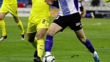 <b>LUCHADOR. </b>Andrija Delibasic, ayer, controla un balón ante la entrada de José Manuel Catalá.