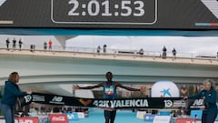 El atleta keniano Kelvin Kiptum cruza la meta de la 42ª edición de la Maratón de Valencia con un registro de 2:01:53 horas, tercera mejor marca de todos los tiempos.