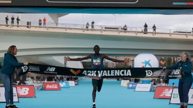 El atleta keniano Kelvin Kiptum cruza la meta de la 42ª edición de la Maratón de Valencia con un registro de 2:01:53 horas, tercera mejor marca de todos los tiempos.