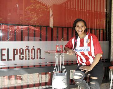 Daysy Zuleyma Godoy, dueña de 'El Peñón', primer bar que se muda de la zona del Calderón a Las Rosas por seguir al Atlético.