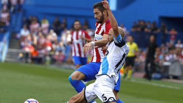 GRA326 MADRID, 25/09/2016.- El centrocampista belga del Atlético de Madrid Yannick Ferreira-Carrasco (i) y el defensa del Deportivo Laureano Sanabria durante el partido de la sexta jornada de Liga que disputan en el estado Vicente Calderón de Madrid. EFE/Paco Campos