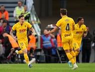 Pol Lozano celebra con Urko el 2-1 al Barcelona.
