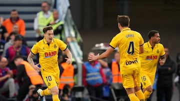 Pol Lozano celebra con Urko el 2-1 al Barcelona.