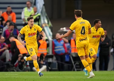  Pol Lozano celebra con Urko el 2-1 al Barcelona. 
