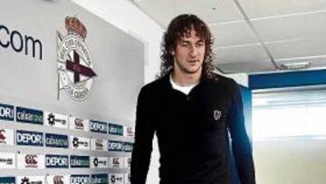 <b>EN LA RAMPA DE SALIDA. </b>El Bar?a ha echado sus redes y Coloccini podr¨ªa ser vendido este verano.